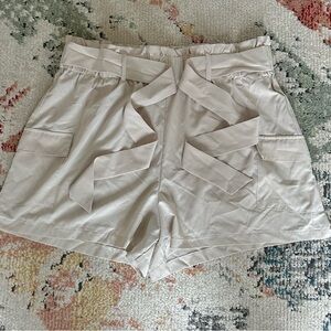 Messini Boutique Women’s Cream Paper Bag Dress Shorts XL Like New High Waist